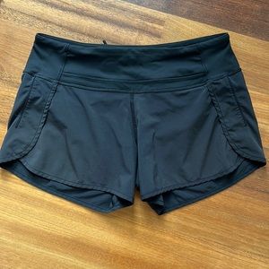Lululemon mid rise Speed Up shorts, size 6